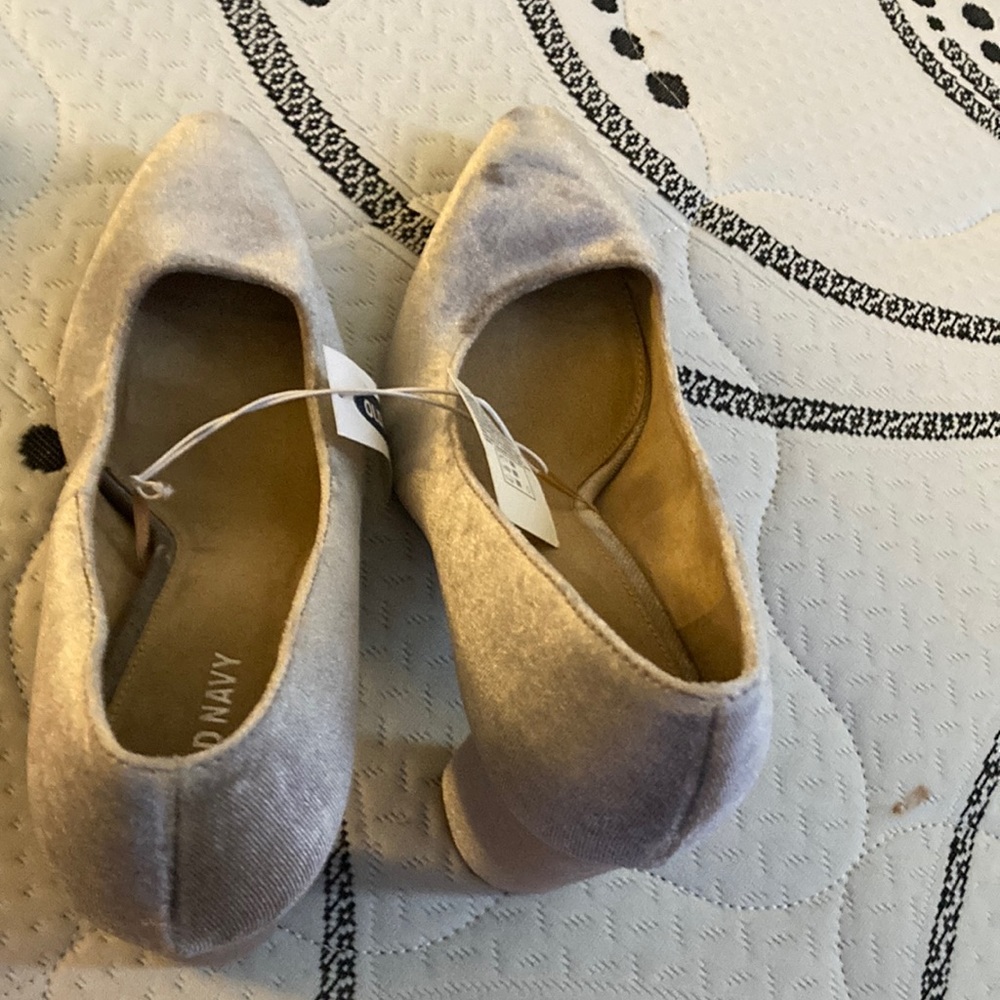 Old navy silver velvet pumps size 8 never worn